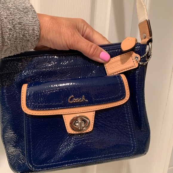 Coach turn lock small cross-body bag, patent leather, NWOT - Picture 4 of 5